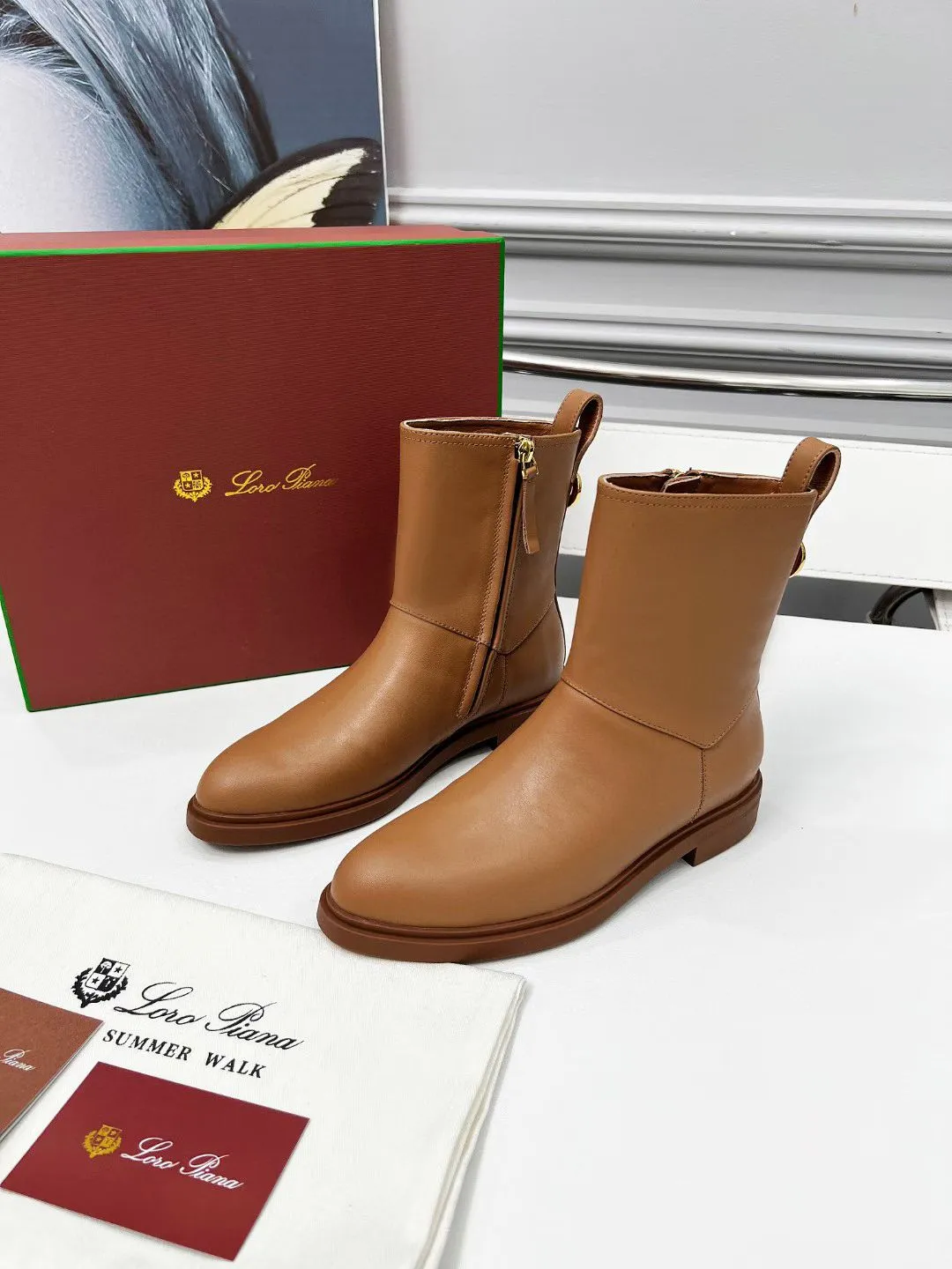 👟👟Ex-factory price 640👟👟 First-layer cowhide, G02 purchasing level WYSIWYG Loro Piana LP 130s new autumn and winter Kilda ankle boots side zipper short boots. This iconic ankle boot is made of waxed cow leather/suede sheepskin, giving it a rustic and unique retro aesthetic. The casual yet sophisticated style is perfect for urban looks as well as relaxed weekend looks. The sole is Loro Piana non-slip rubber sole. Leather lining, interior zip closure with tonal zip puller at top. Metallic detail at back. Leather ring pull tabs engraved with brand logo One-piece tonal rubber sole Rubber sole with anti-slip LP detail! Upper: Imported calfskin/nubuck leather Inner foot pads: cowhide Sole: Original molded rubber outsole Size: 35-40 (41 is custom-made and cannot be returned or exchanged)